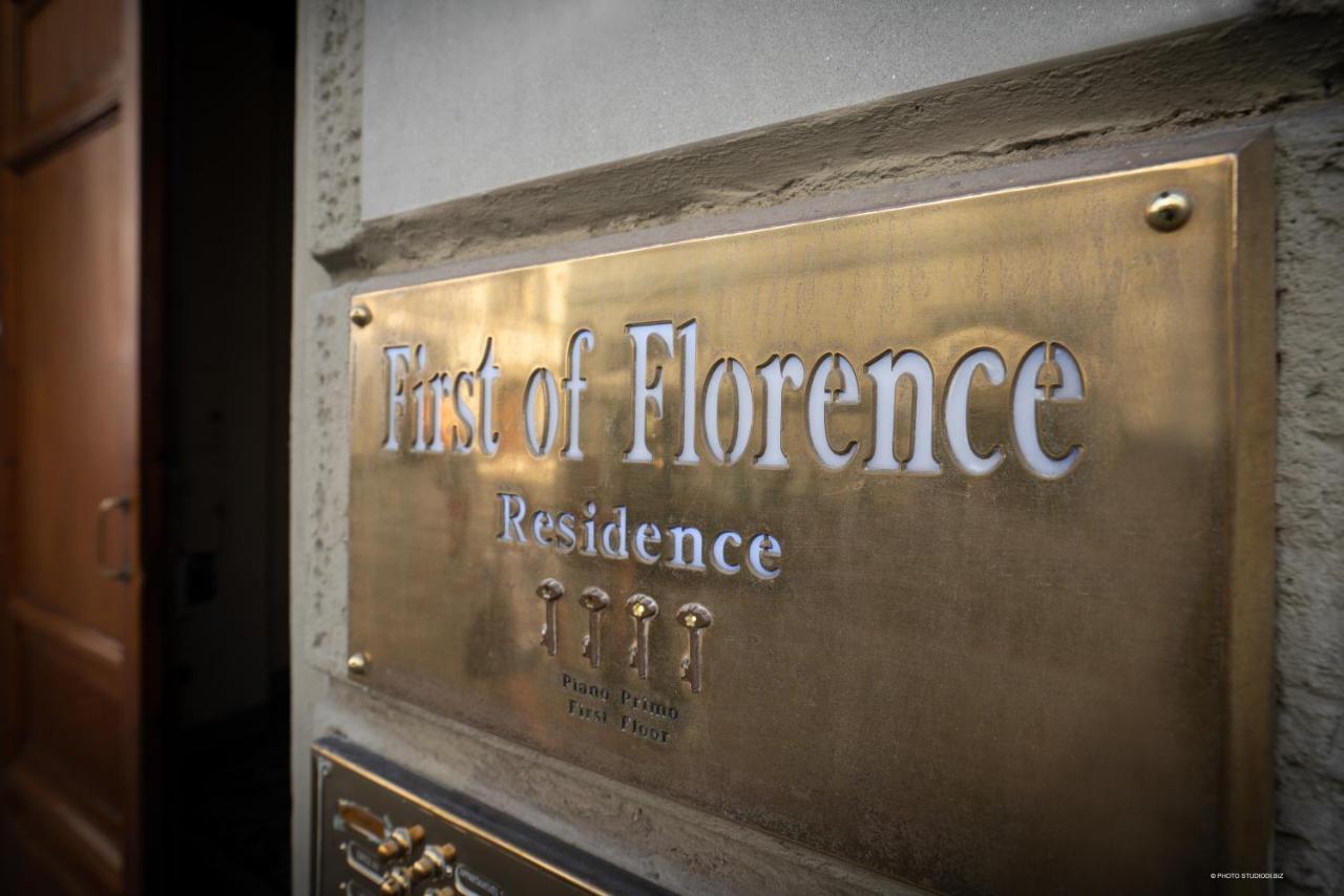 First Of Florenţa Exterior foto